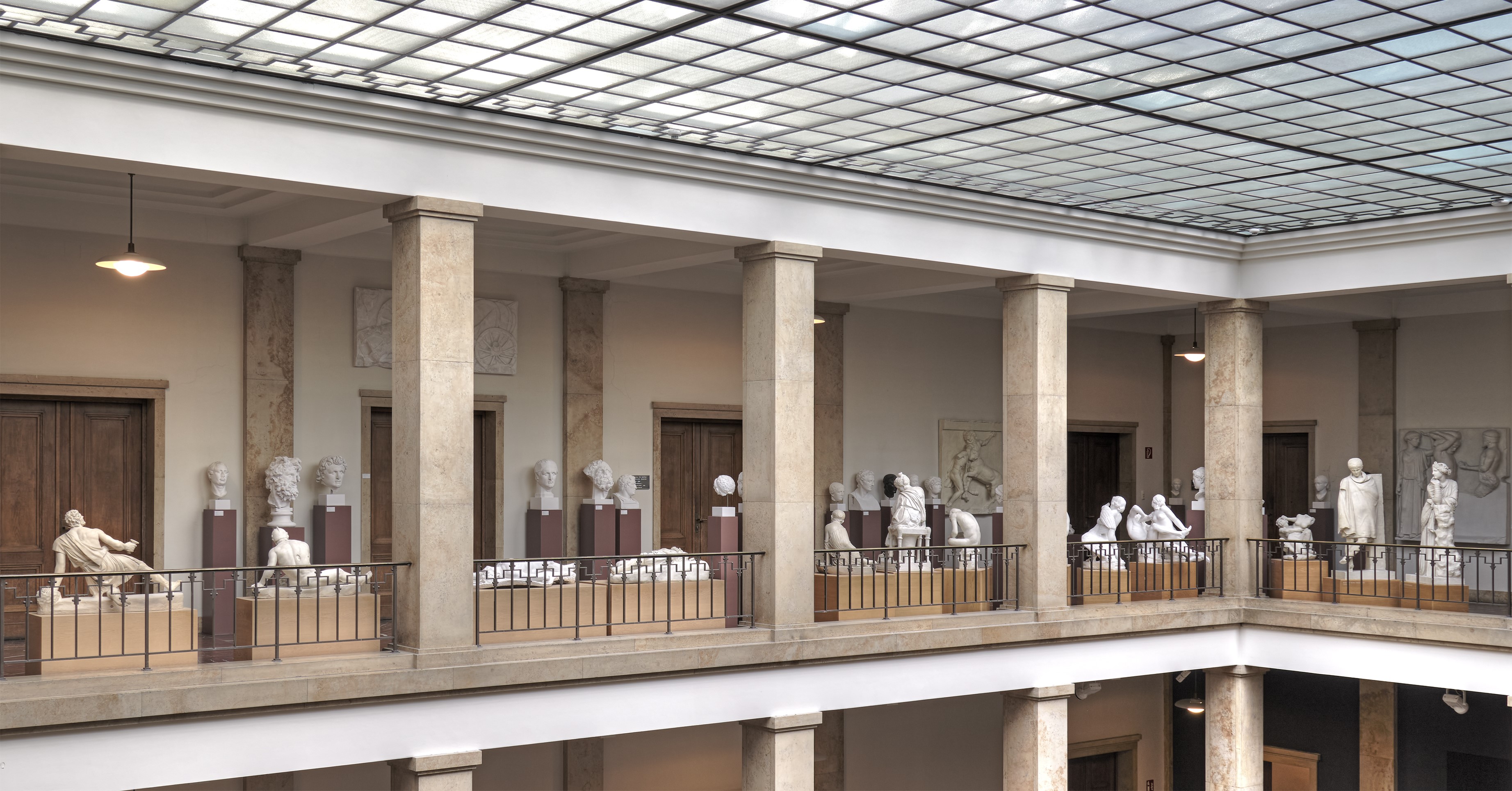 Galerie im zweiten Geschoss mit Statuen und Porträts