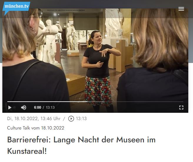 Screenshot des Films, in dem gerade eine Frau eine Führung in Gebärdensprache im Abgussmuseum gibt